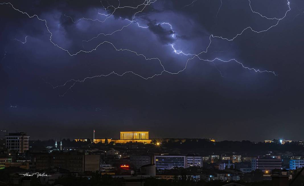 Ankara’da dün akşam: Tabela devrildi, çatı uçtu, yıldırım düştü 5