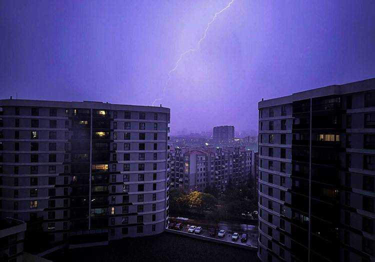 Ankara’da dün akşam: Tabela devrildi, çatı uçtu, yıldırım düştü 6