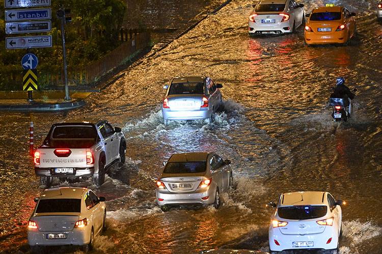 Ankara’da dün akşam: Tabela devrildi, çatı uçtu, yıldırım düştü 3