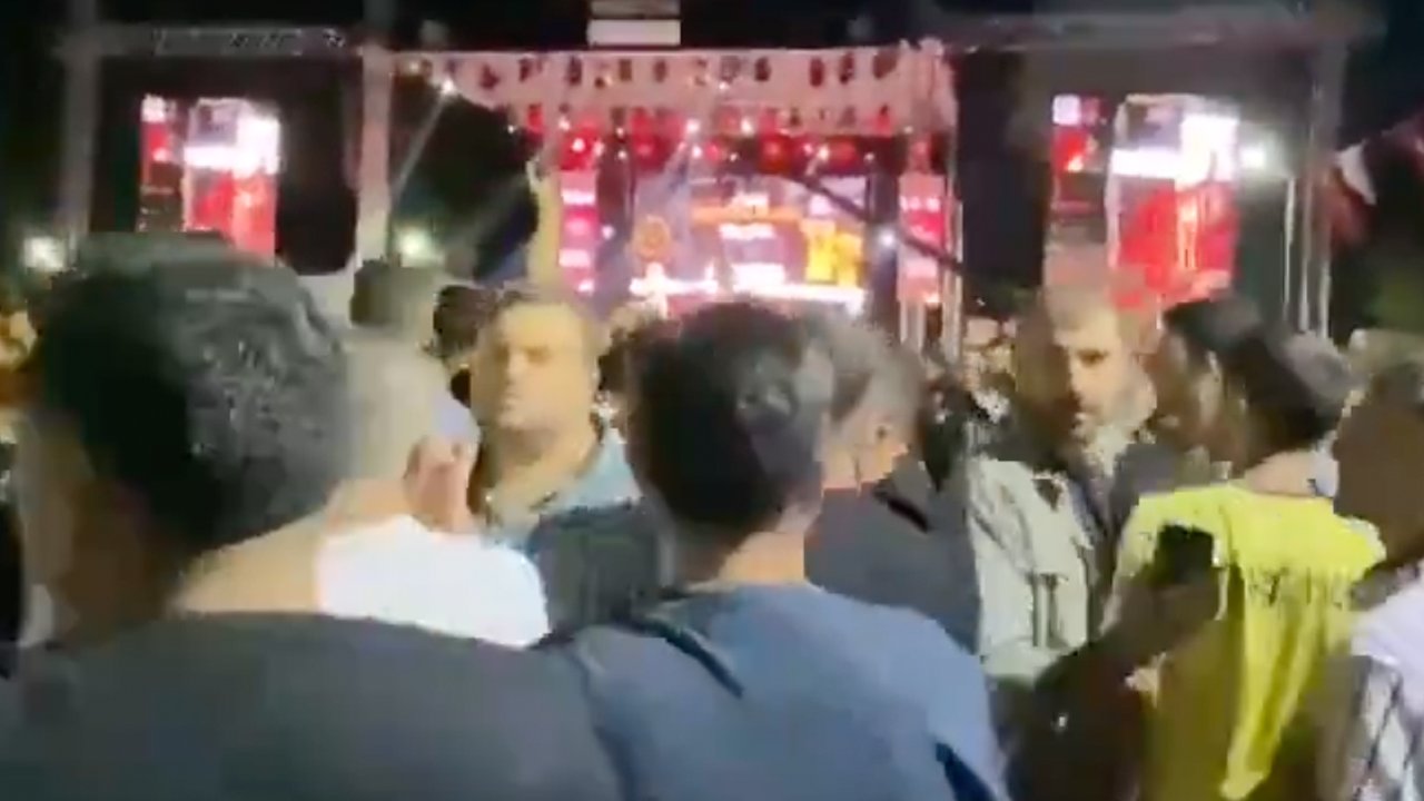 Şarkıcı Suavi'ye protesto şoku! Bozkurt işareti ile sahneye yürüdüler...