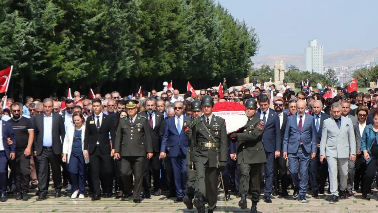 Büyük Zafer anılıyor: Mansur Yavaş resmi törenle Anıtkabir'e yürüdü