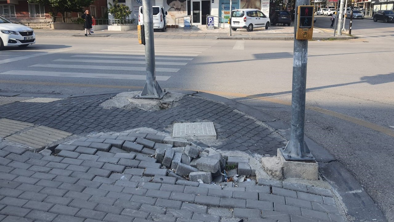 Yenimahalle'de çukur ve kırık taşlar trafikle birleşti: Güvenlik riski arttı