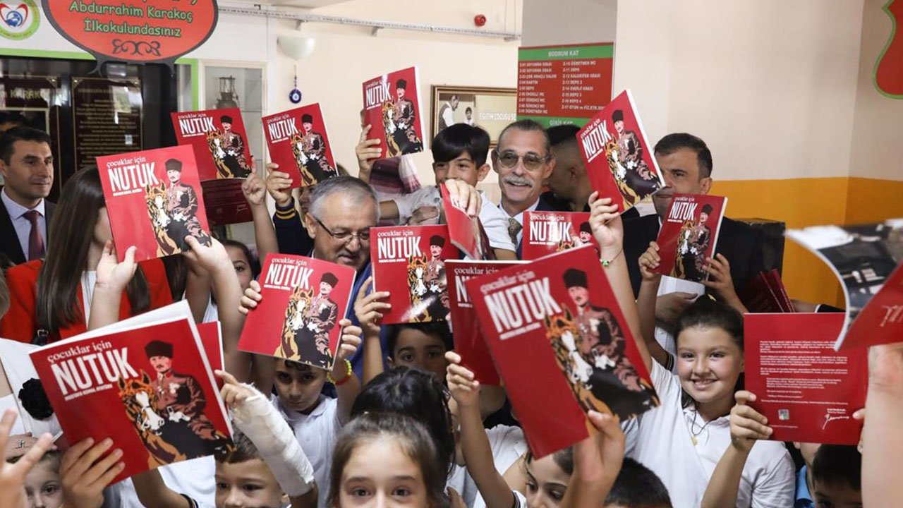 Erdal Beşikçioğlu dar gelirli öğrencilere Nutuk hediye etti