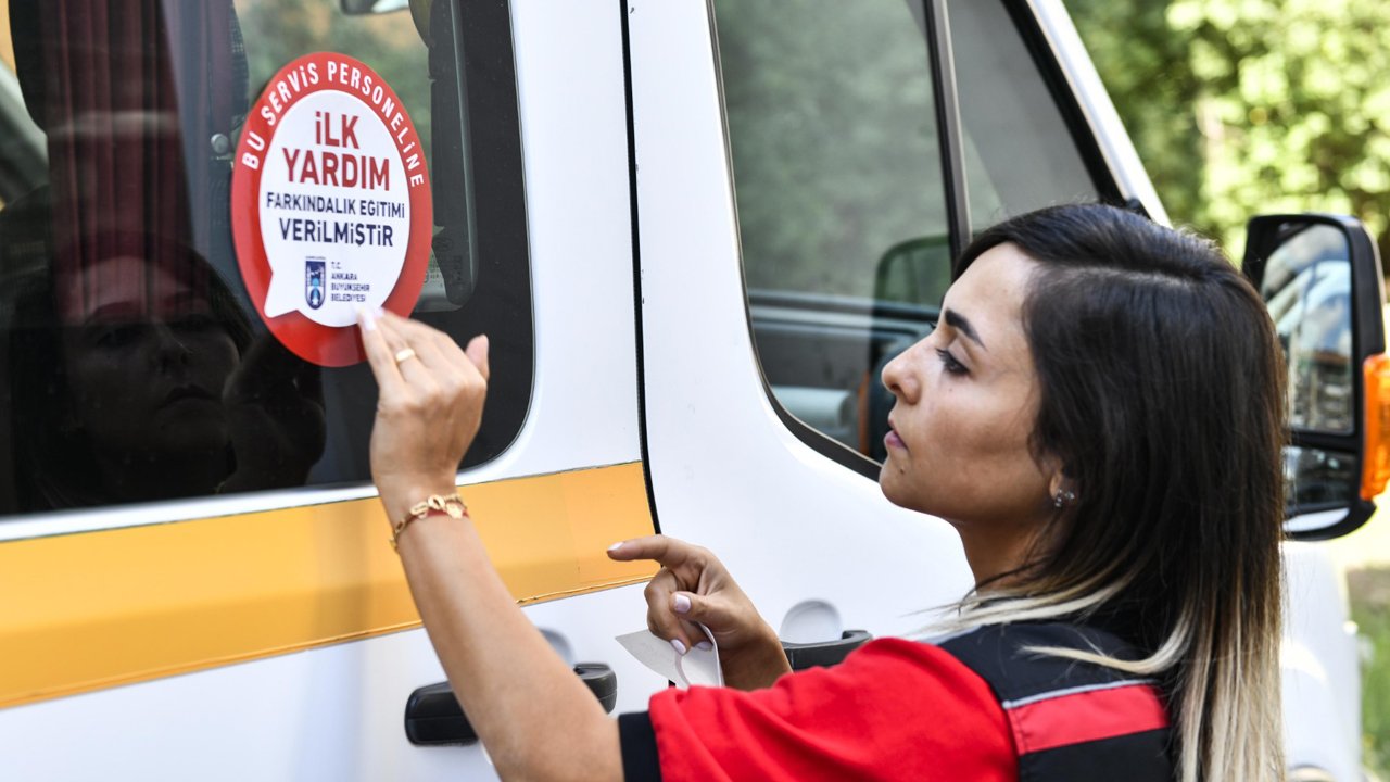 Ankara'da eğitimli servis şoförlerinin araçlarına sticker yapıştırıldı