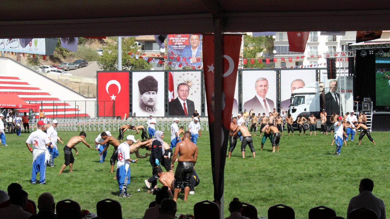 Gazi Paşa güreşlerine Ankaralı yoğun ilgi gösterdi