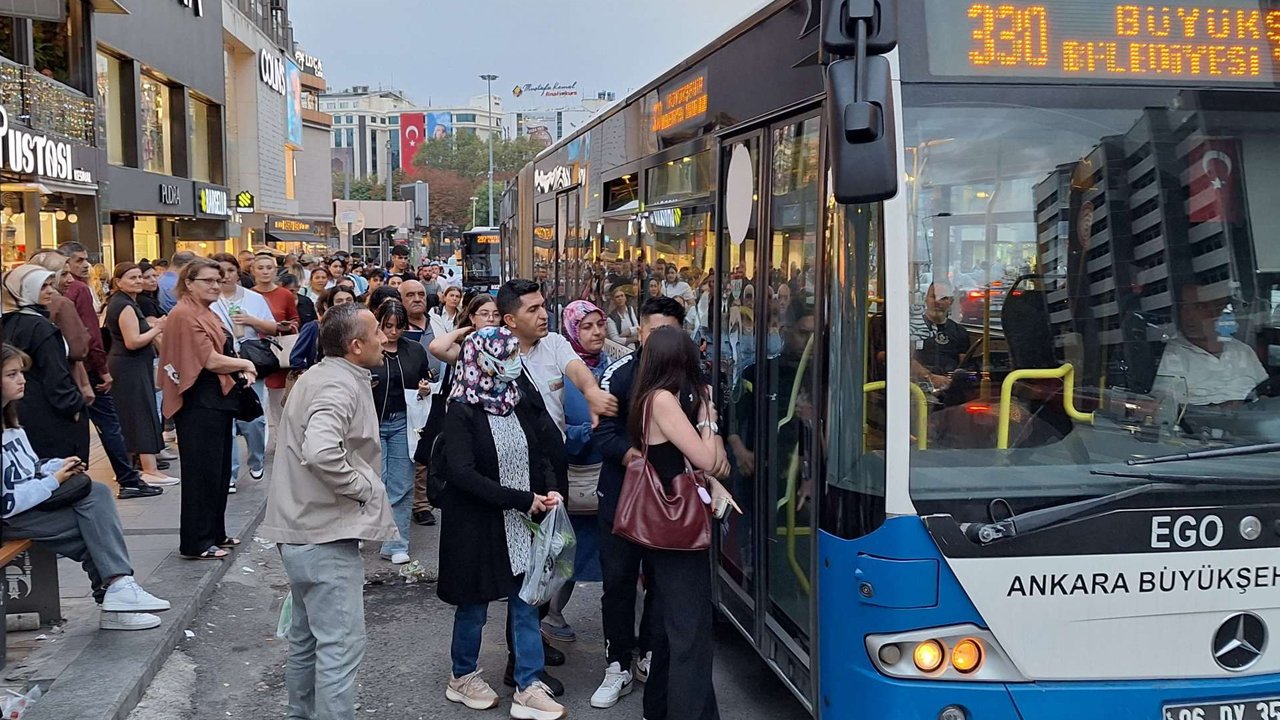 Ankara'nın merkezinde otobüs durakları doldu taştı