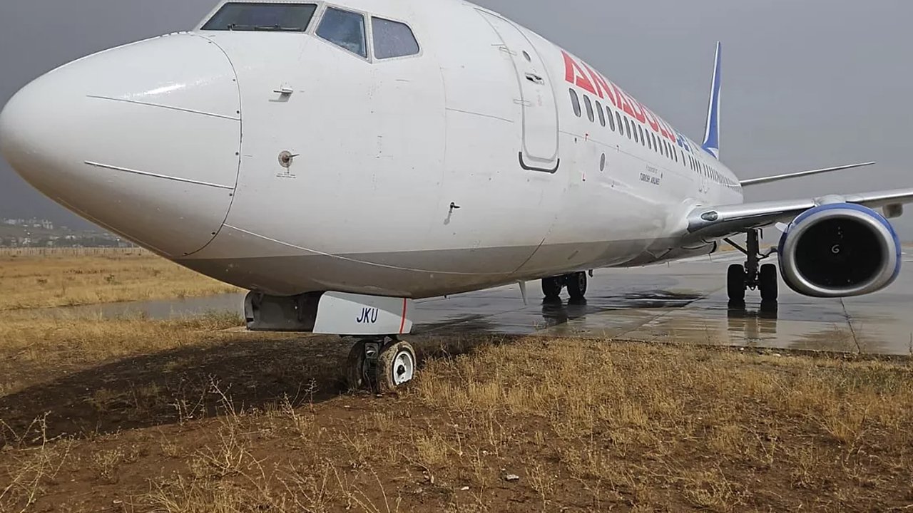 Ankara'dan kalkan uçak Hakkari'de çamura saplandı