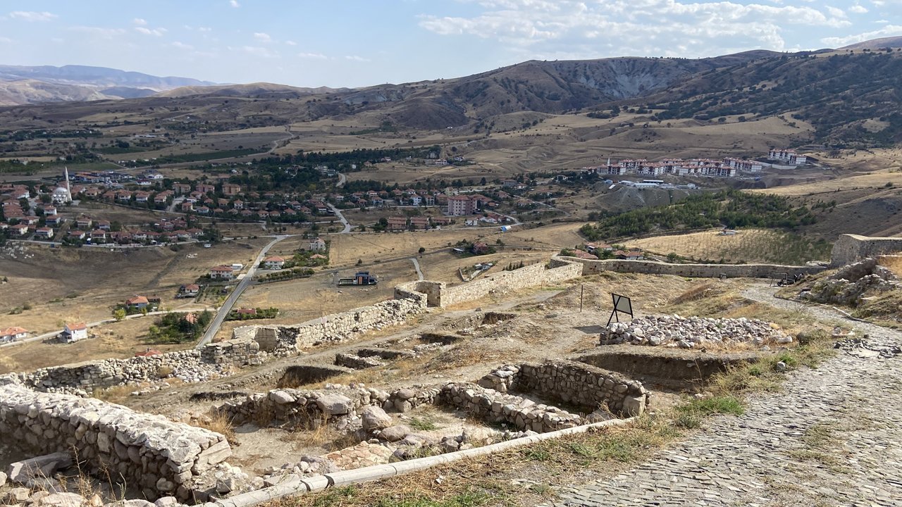 Tarihi kaledeki kazı çalışmaları işçi eksiği nedeniyle yavaş ilerliyor