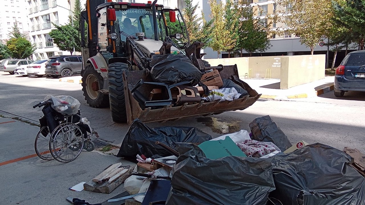 Mamak'ta çöp içinde kalan eve Belediye ekipleri baskın yaptı