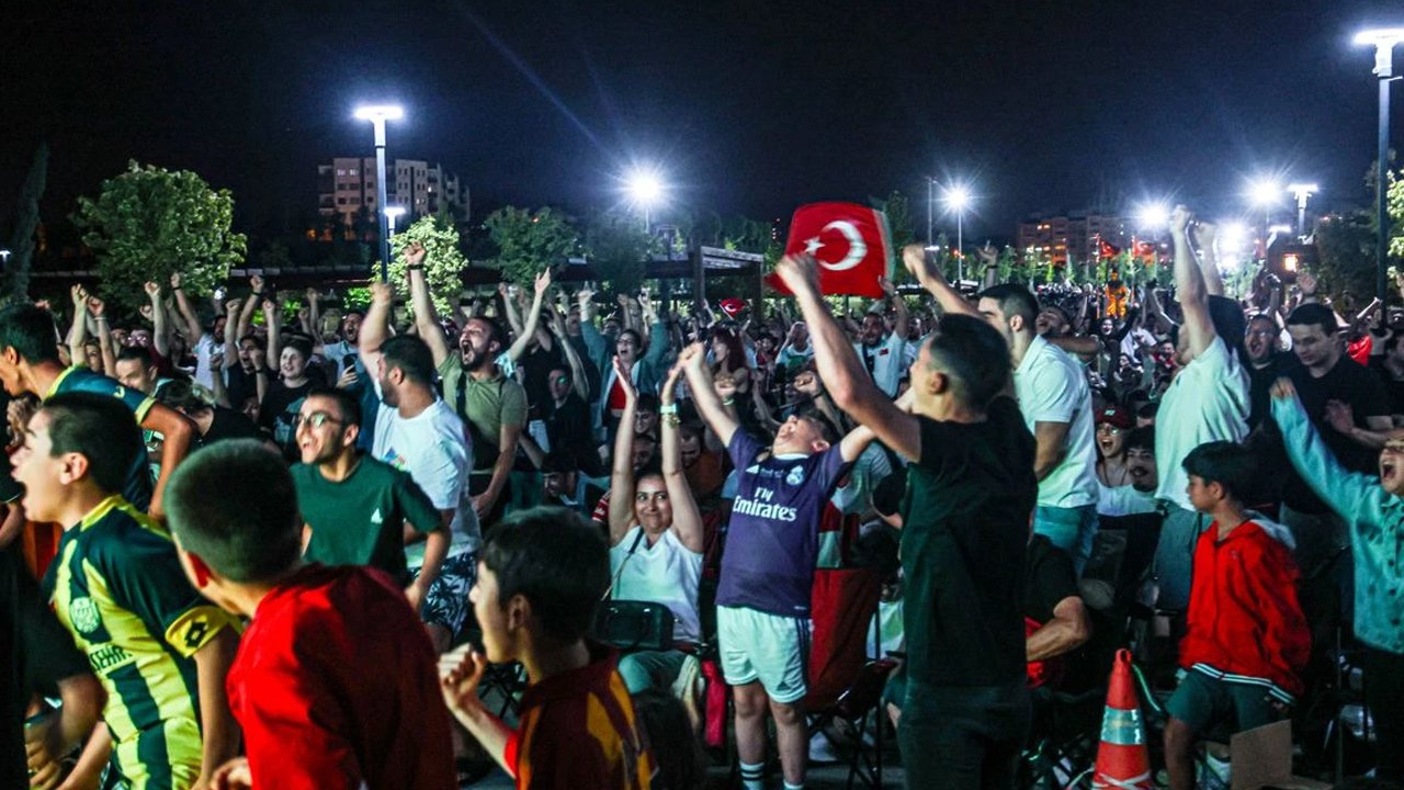 Galatasaray-PAOK karşılaşması Ankara'da dev ekranda izlenecek