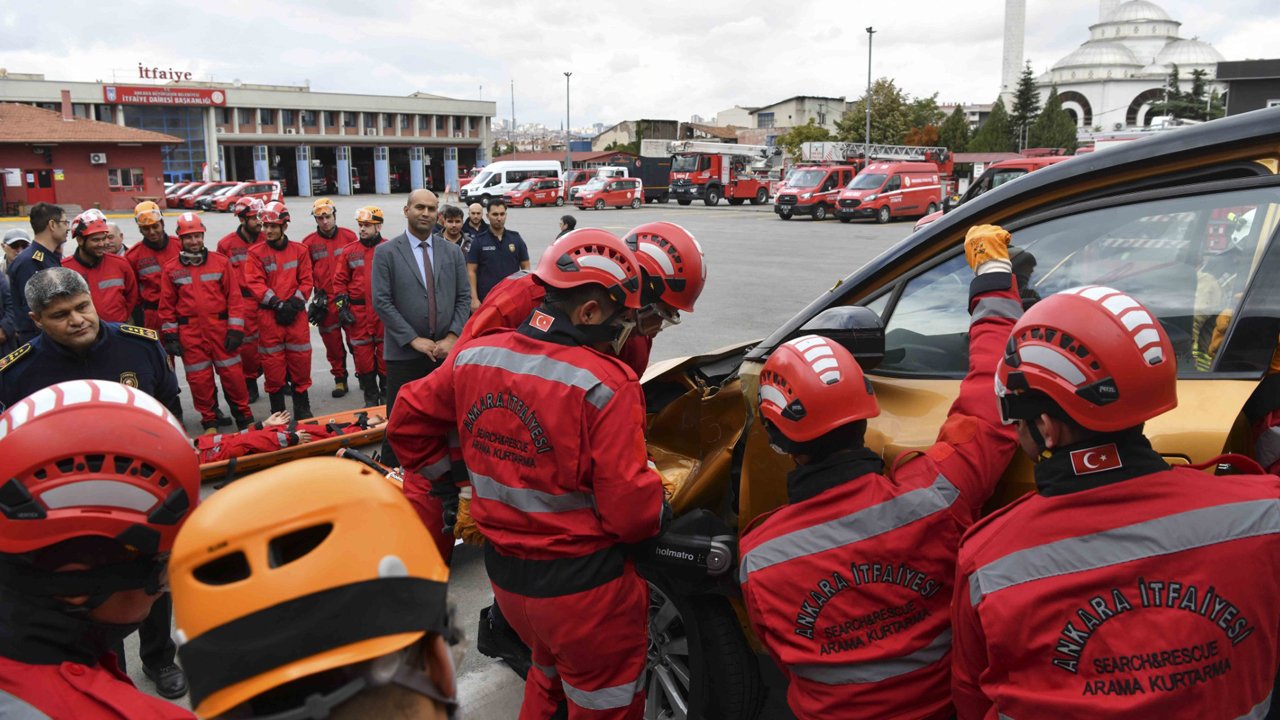 Ankaralı emeklilere itfaiye eğitimi verildi