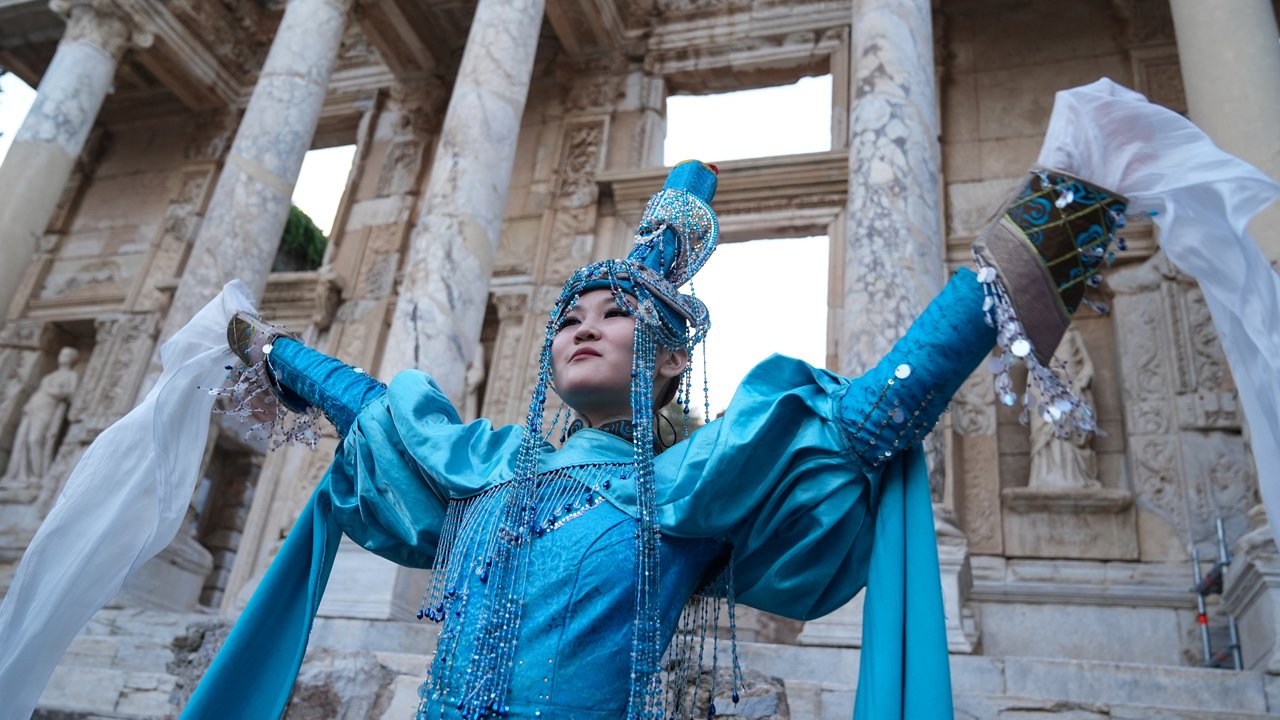 Efes Antik Kenti’nde Türk Dünyası moda haftası yapıldı