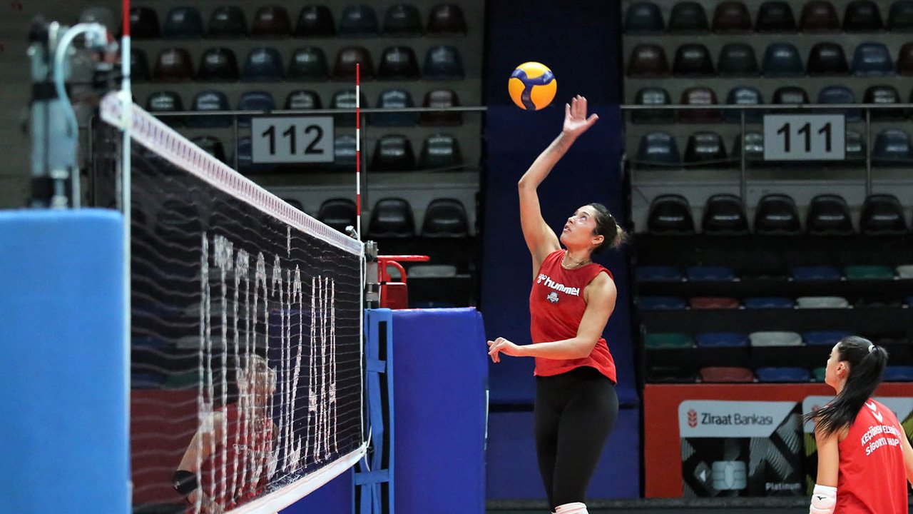 Keçiören Belediyesi Kadın Voleybol Takımı Bursa'dan galibiyetle döndü