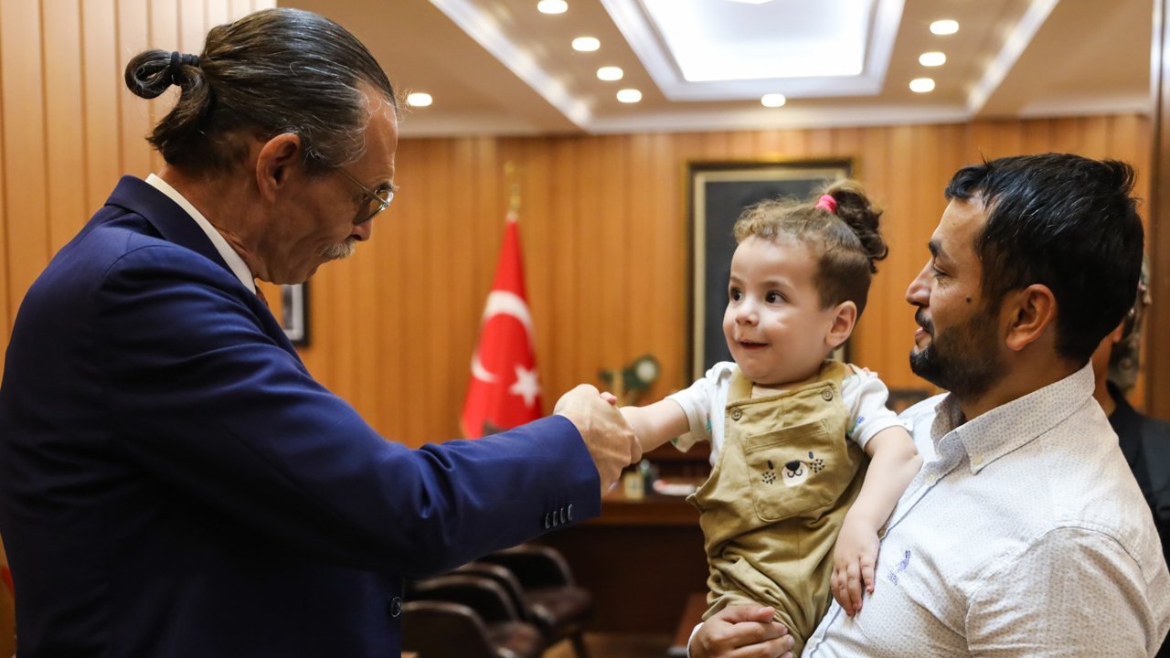 Başkan Beşikçioğlu SMA hastası Efraim bebek için sahneye çıktı