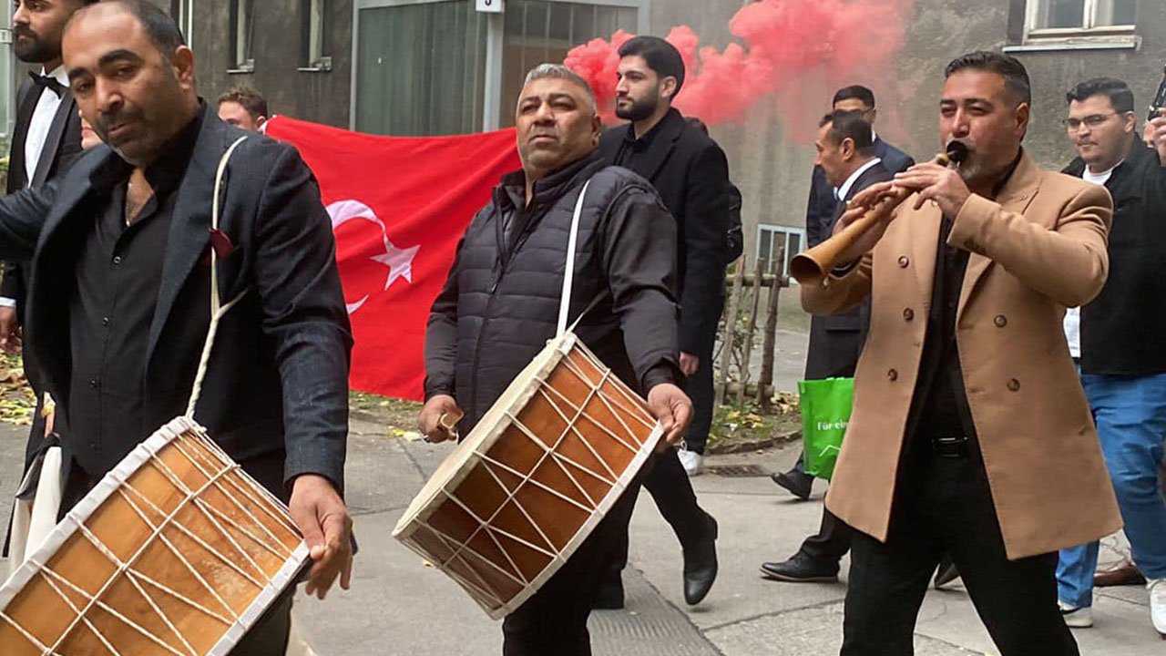 Viyana’da Kaman rüzgarı: Ferdi Göçer ve ekibi Viyana sokaklarını inletti