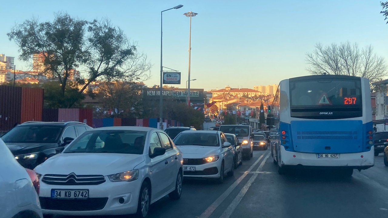 Tuzluçayır'da trafik kilit: Vatandaş çözüm bekliyor