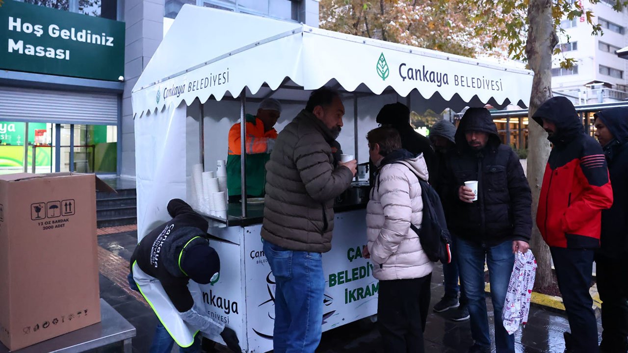 Ankara’da sabahları çorbalar belediyeden: Her gün kuyruk oluyor