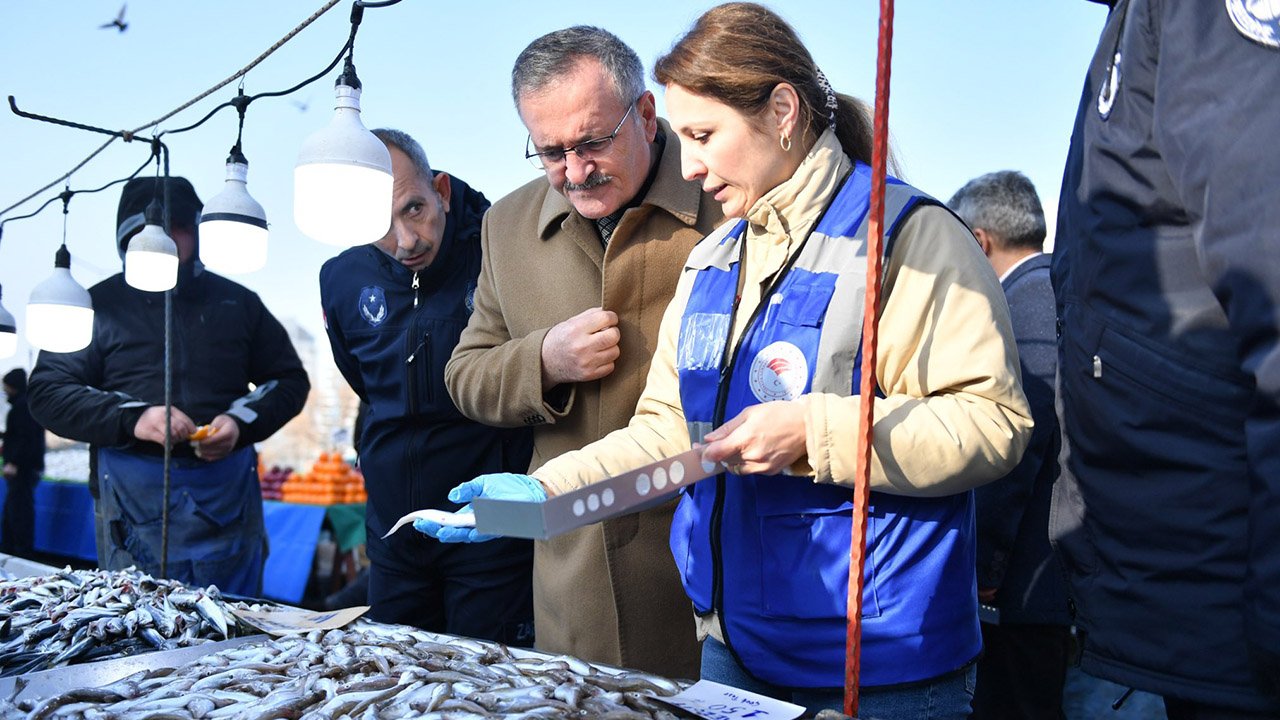 Altındağ Zabıtası tezgahlardaki balıkların boylarını denetledi