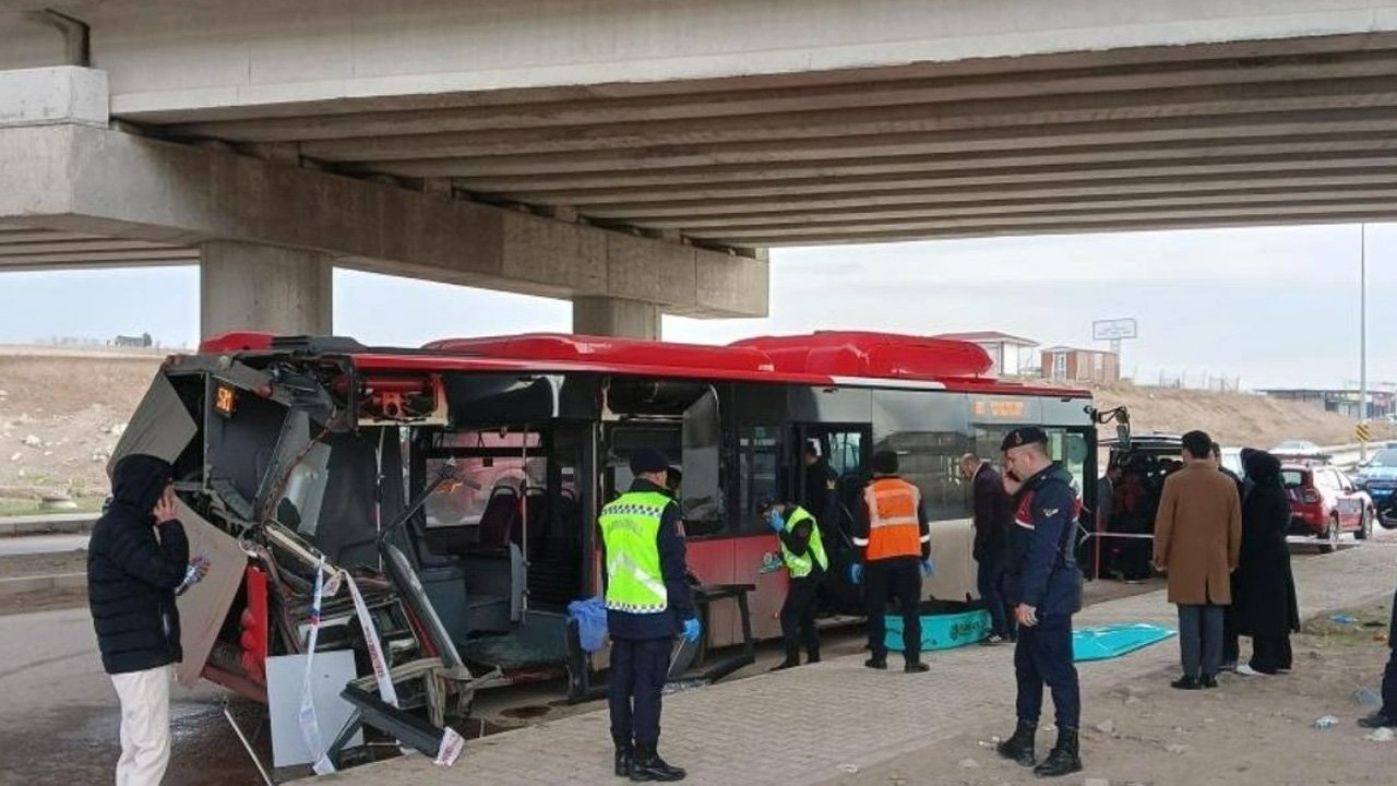 Maliköy'de otobüs ile tır birbirine girdi