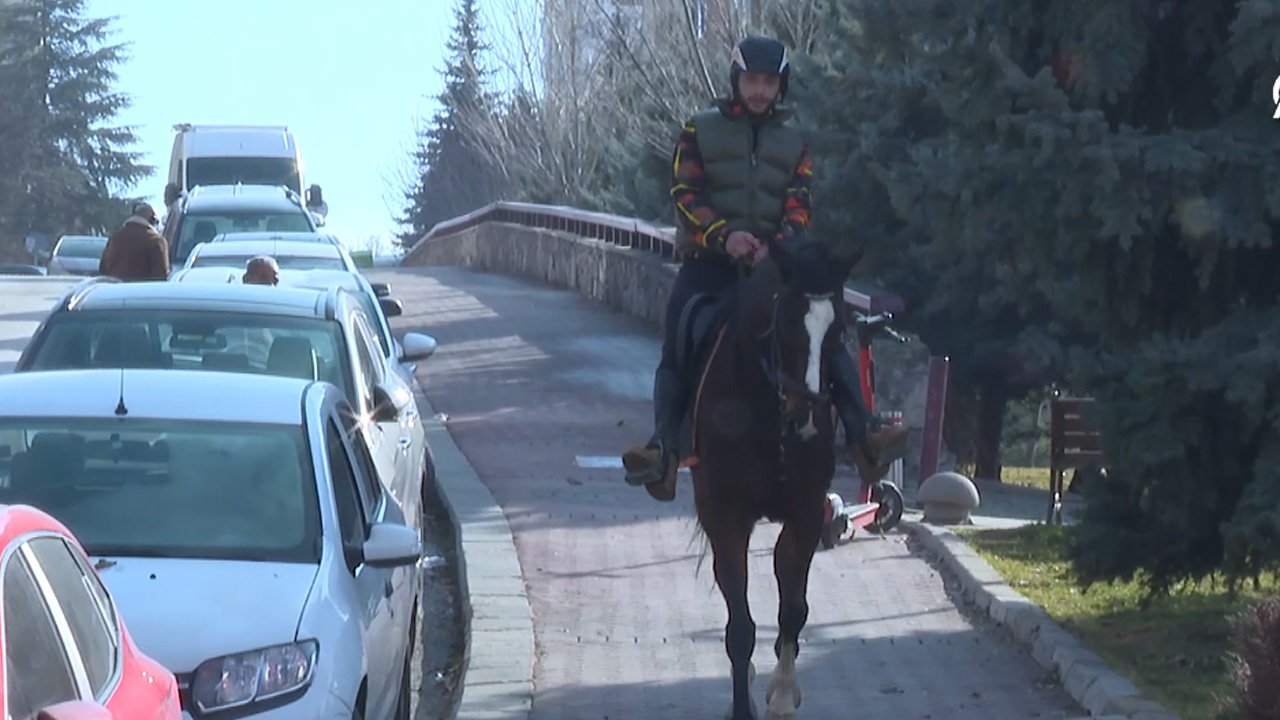 Ankara trafiğinde “Zeyno”yla dolaşıyor: Gören fotoğraf çektirmek istiyor