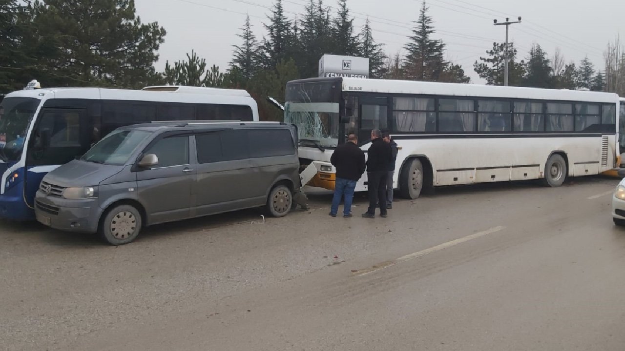 Ankara Çubuk’ta yürekleri ağza getiren kaza: Servisler çarpıştı