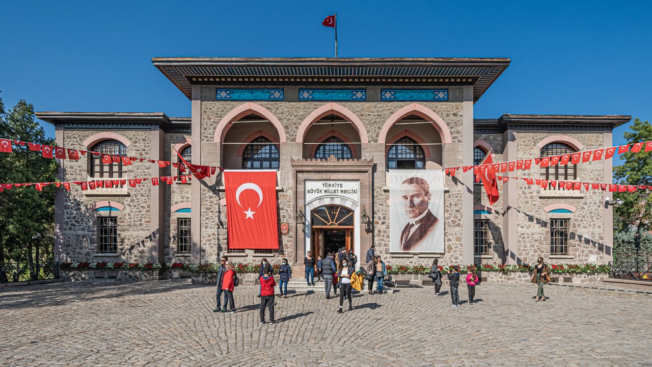 Ankara'da çocuklar Meclis'e gidiyor