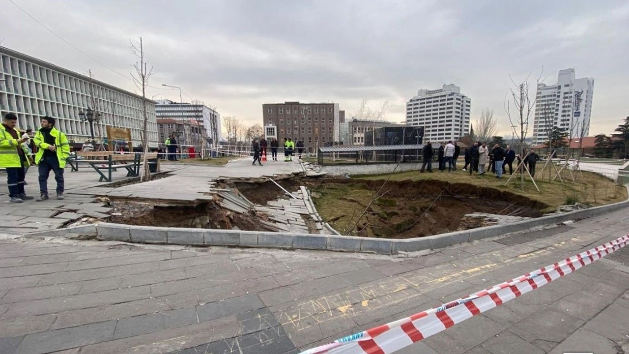 Ulus Yüzüncü Yıl Meydanı’nda göçük meydana geldi