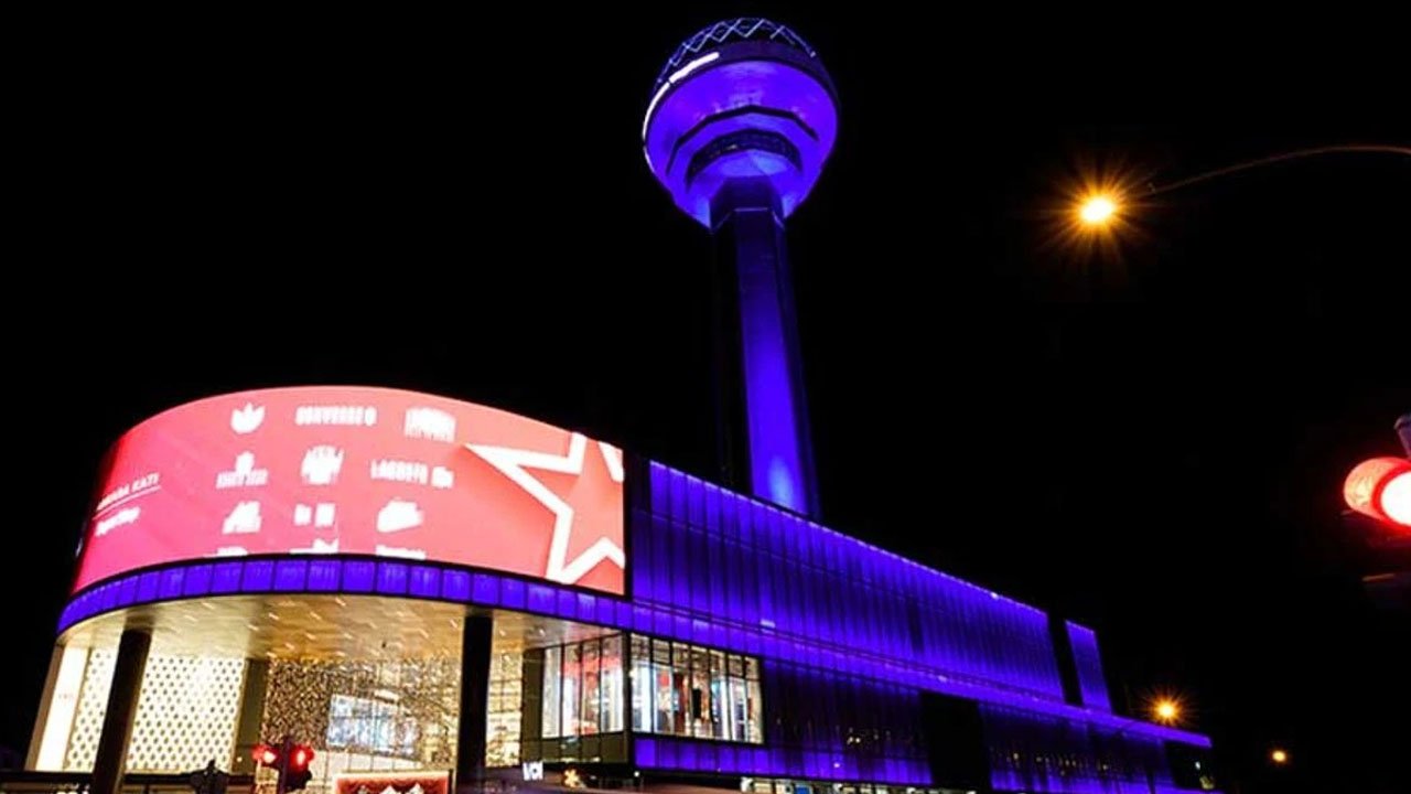 Atakule Dünya Kanser Günü için lila rengine büründü