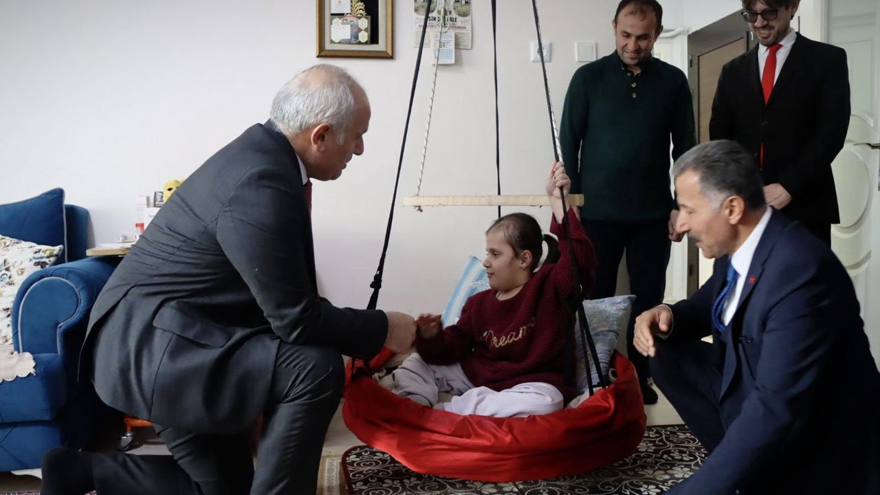 Sincan'da 4 çocuğunu annesiz büyüten babaya devlet kademesinden ziyaret