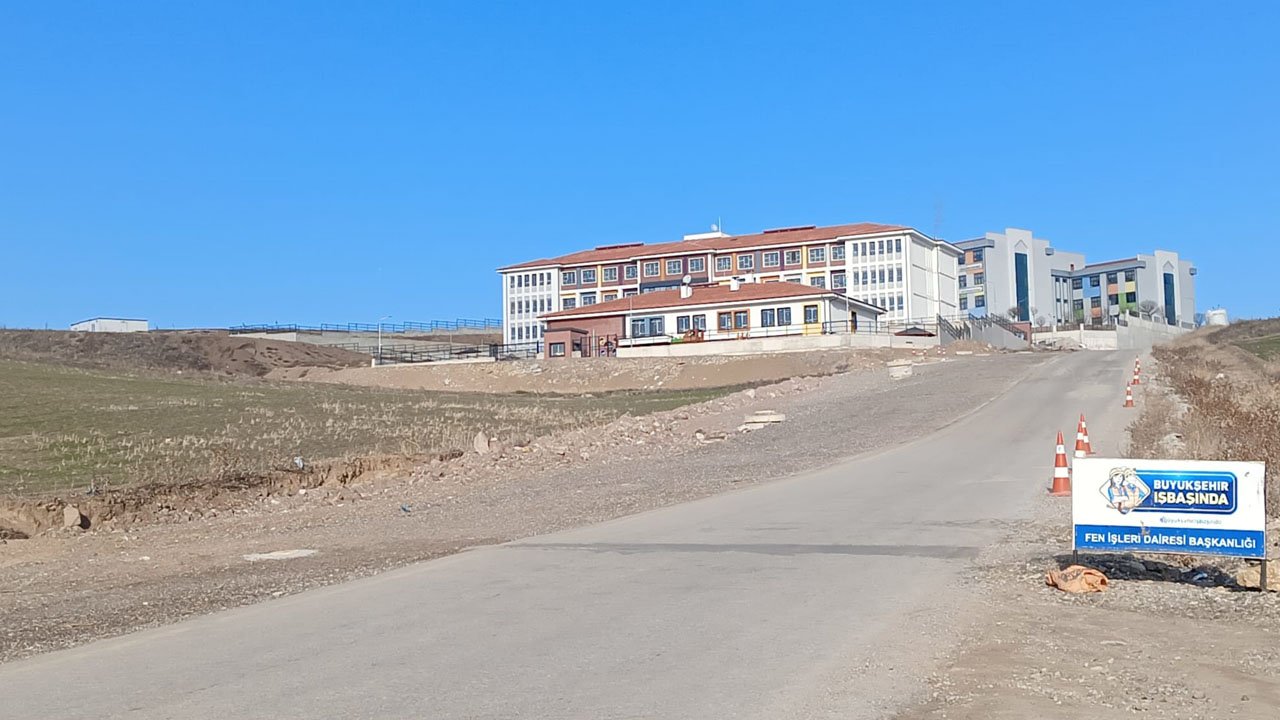 Pursaklar'da yol çilesi: Okulun önündeki cadde kapandı