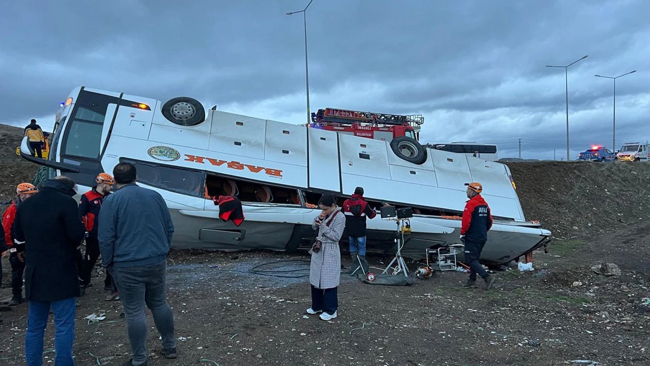 Sivas'ta yolcu otobüsü devrildi: 2 ölü, 18 yaralı