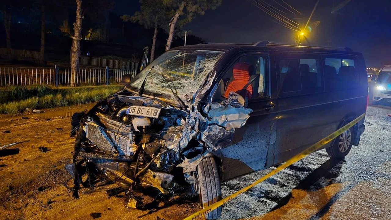 Amasya Suluova’da minibüs ile ticari kafa kafaya çarpıştı: 7 yaralı