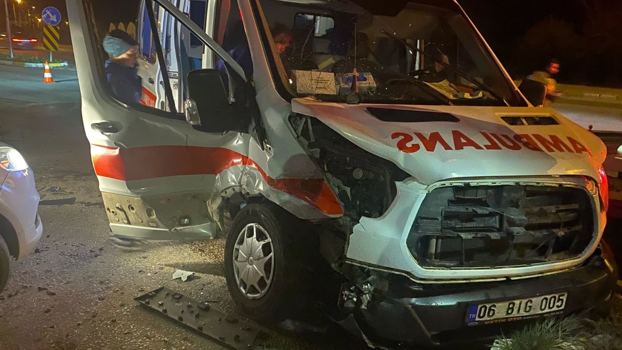 Antalya Serik’te ambulans ile cip çarpıştı: 9 yaralı