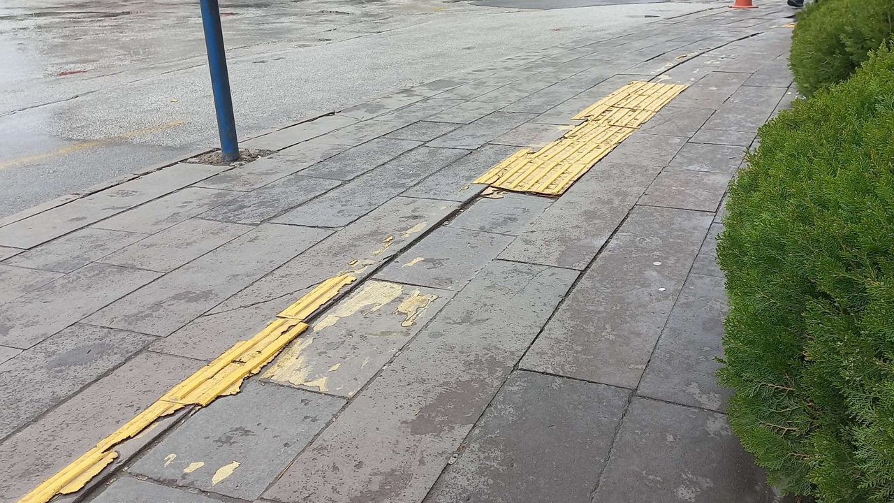 Altındağ’da sarı bantlar döküldü: Görme engelli vatandaş sıkıntı yaşıyor