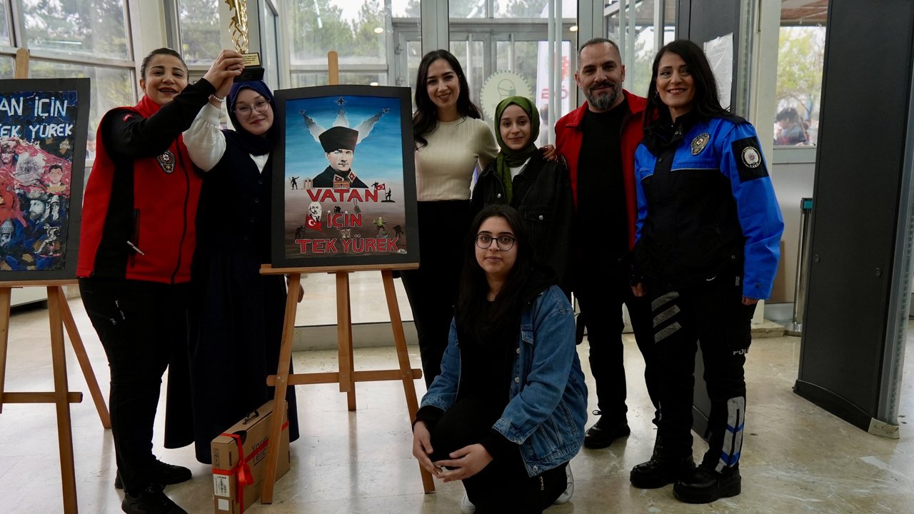 Ankara'daki gençler vatan sevgisini afişlerle anlattı
