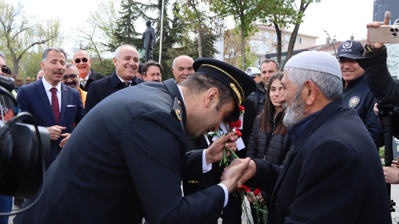 Sincan’da Polis Haftası’na özel sürpriz: Çiçek takdim edildi