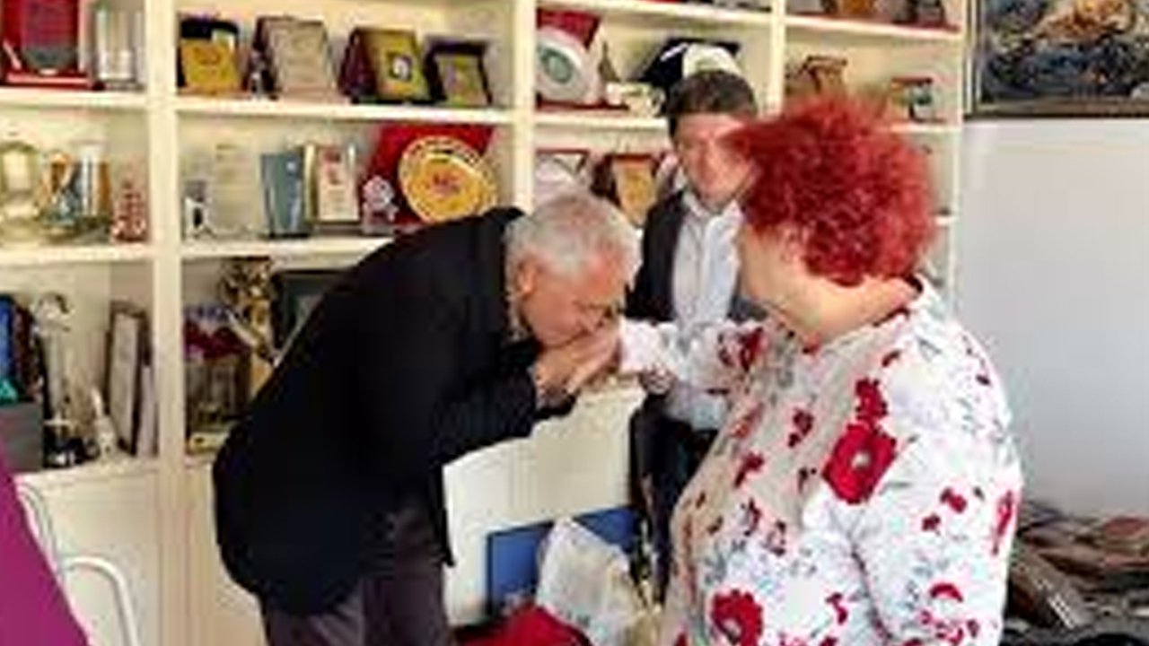 Mamak Belediye Başkanı Veli Gündüz Şahin Selda Bağcan'ın elini öptü