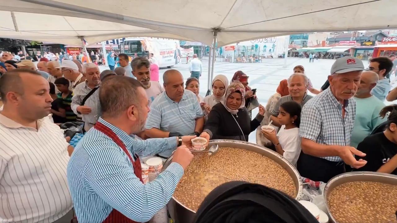 Sincan Belediyesi Lale Meydanı’nda aşure dağıttı