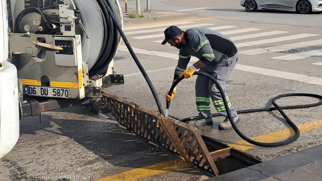 ASKİ ekipleri Ayaş Yolu'nda sahaya indi: Izgaralar temizlendi