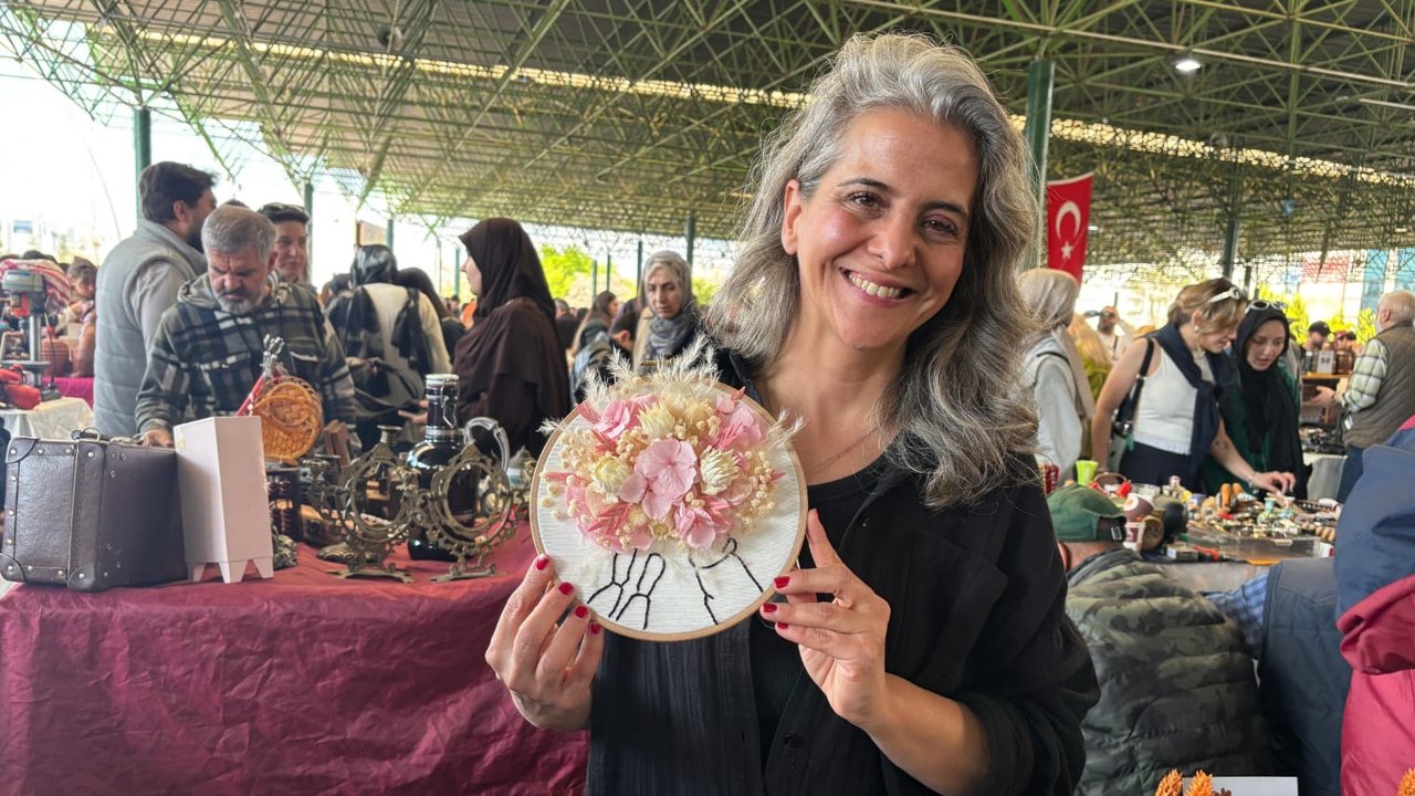 Tasarımcı Bige Arat çiçekleri sanata dönüştürüyor