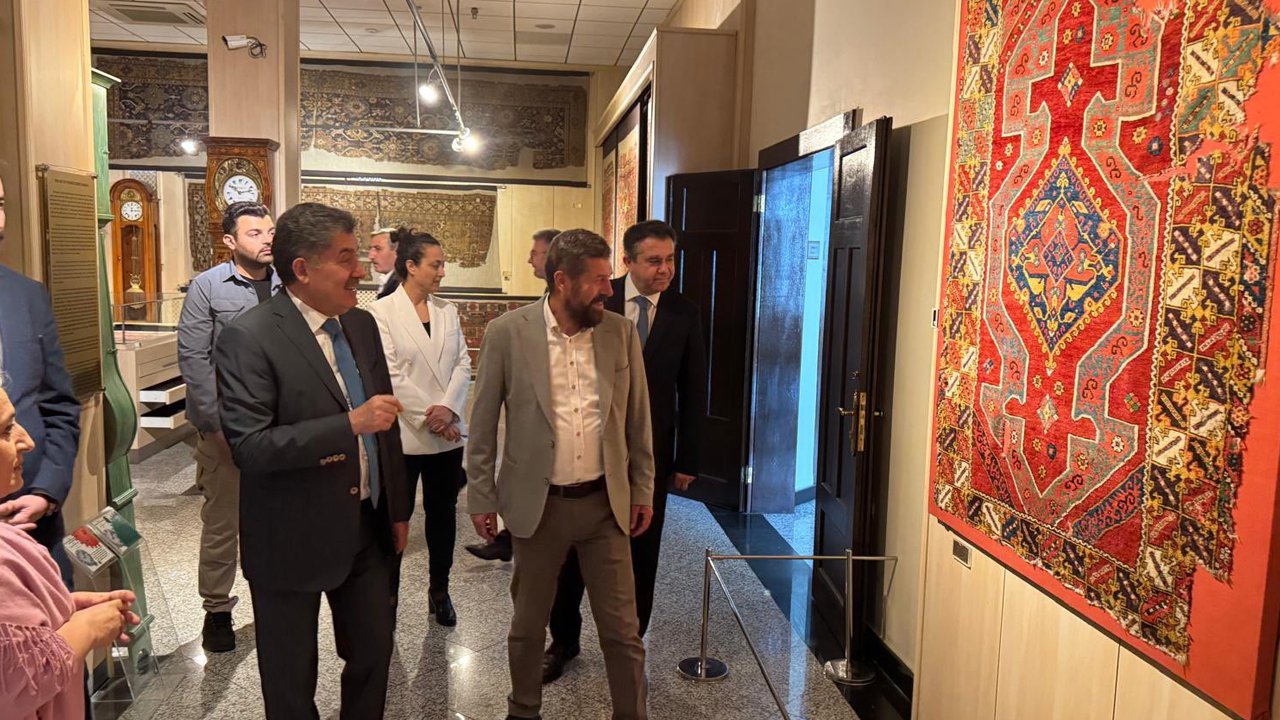 Tarihi değeri yüksek halılar Ankara'da sergiye açıldı