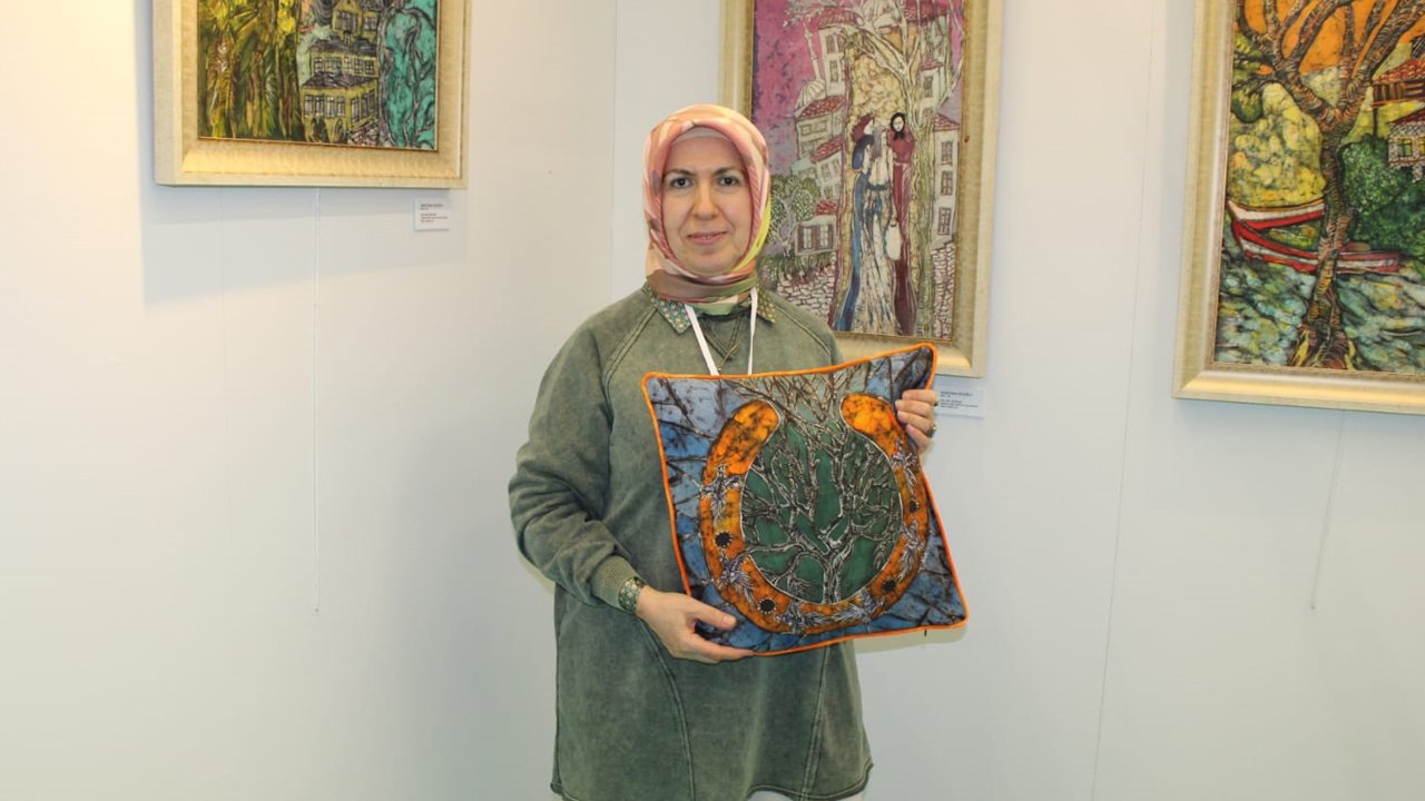 Nurcihan Velioğlu batik tekniğini modern anlayışla yeniden yorumluyor