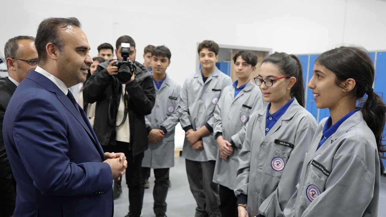 Sanayi Bakanı Kacır İvedik OSB'de gençlerle buluştu