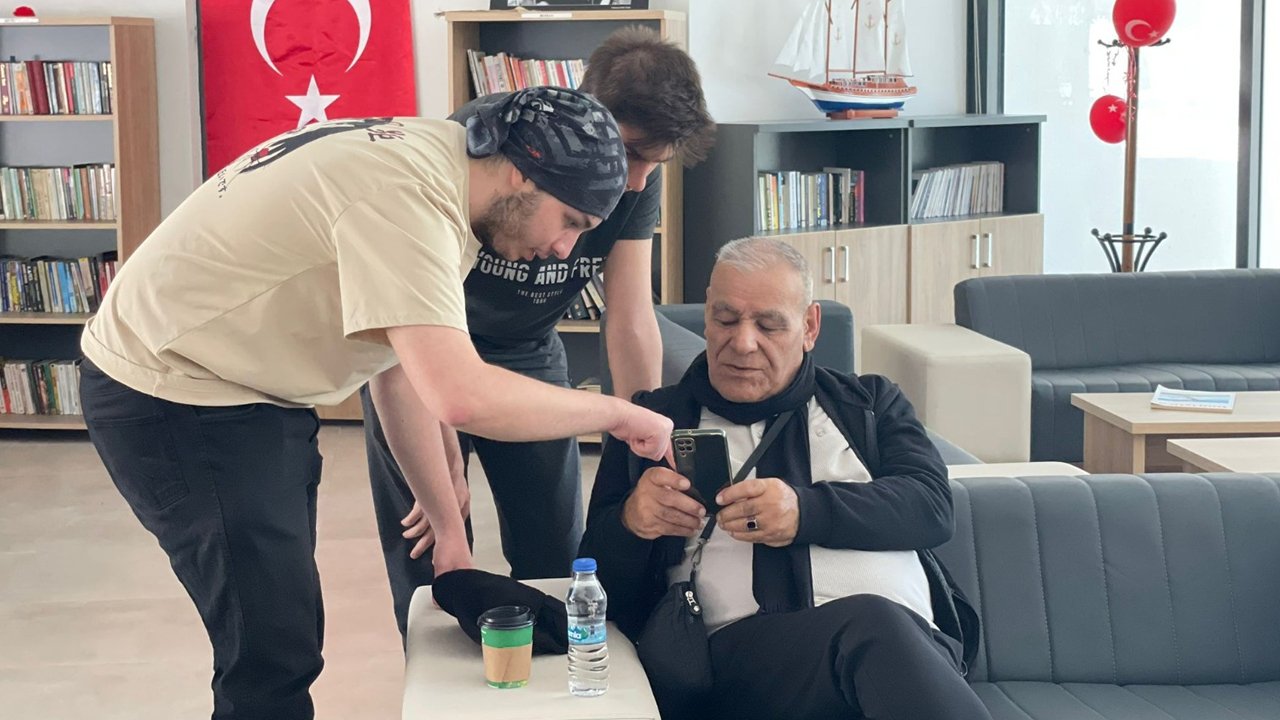 Çankaya’da gençler büyüklere 'telefon' dersi verdi