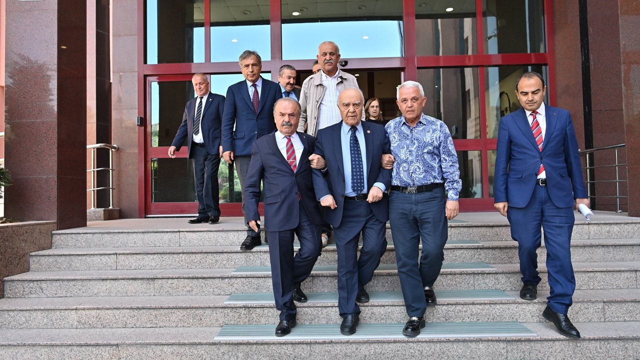 Eski Adalet Bakanı Seyfi Oktay Mamak'ı ziyaret etti