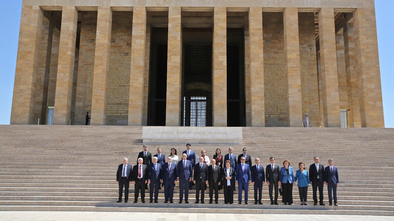 Batı Azerbaycan heyeti Anıtkabir’i ziyaret etti