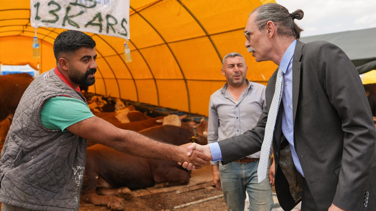 Etimesgut’ta kurban hazırlıkları tamam: Beşikçioğlu'ndan esnafa moral ziyareti