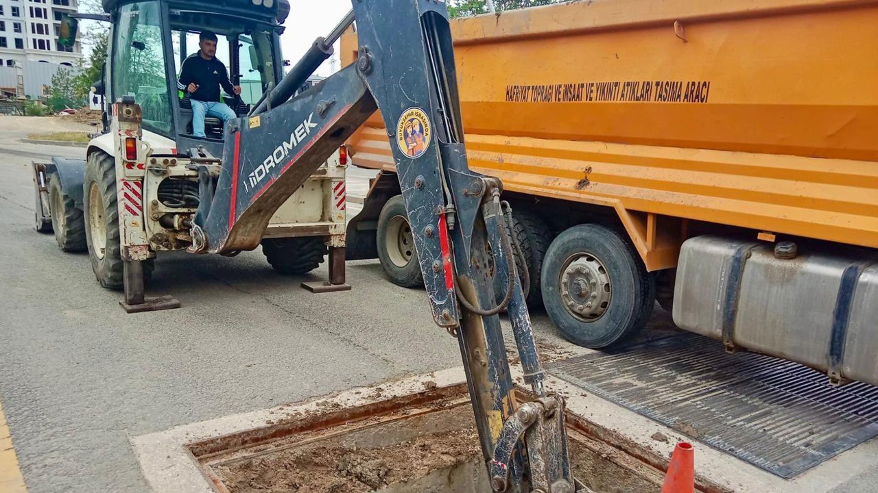 ASKİ Pursaklar’da yağmur suyu ızgaralarını temizliyor