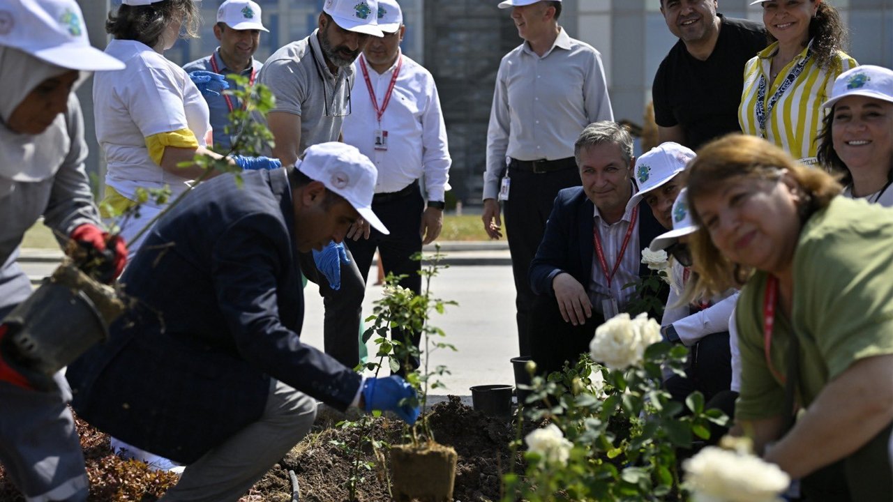 Ankara Etlik Şehir Hastanesi’nde doktorlar toprağa dokundu