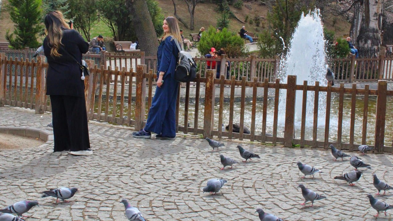 Havalar ısındı: Ankaralılar Kuğulu Park’a akın etti
